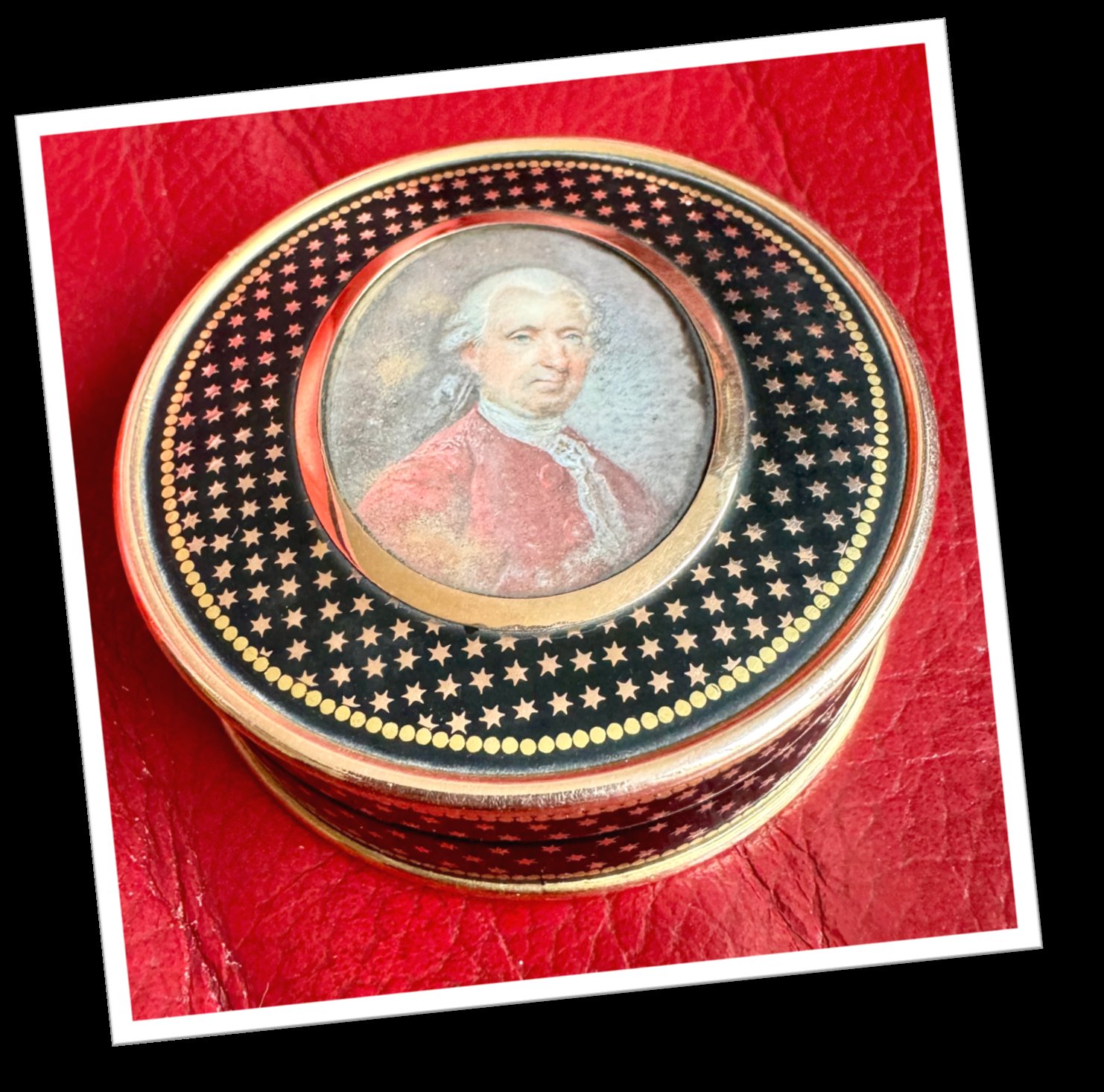 N.I 1790 TABATIÈRE PORTRAIT HOMME EN ROUGE ÉTOILÉ